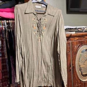 Women’s blouse, green with little embroidered flowers